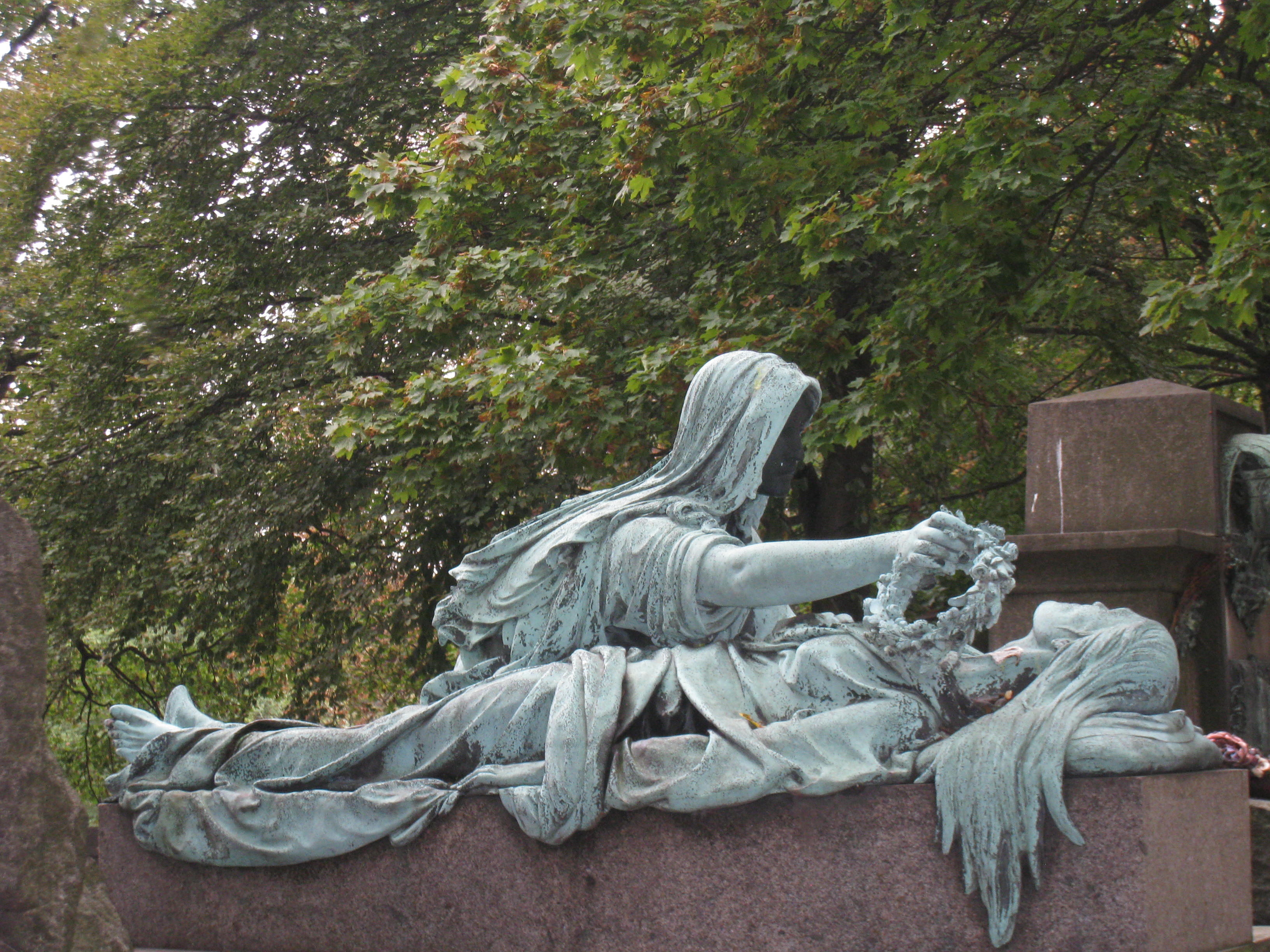 Resultado de imagen de Cementerio Père-Lachaise – París, Francia. tumbas famosas